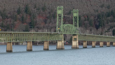 el puente del río hood con el río columbia debajo