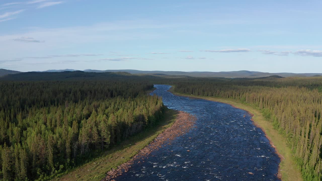 Dronekuva villistä joesta Pohjois-Ruotsissa, syvän metsän ympäröimänä.