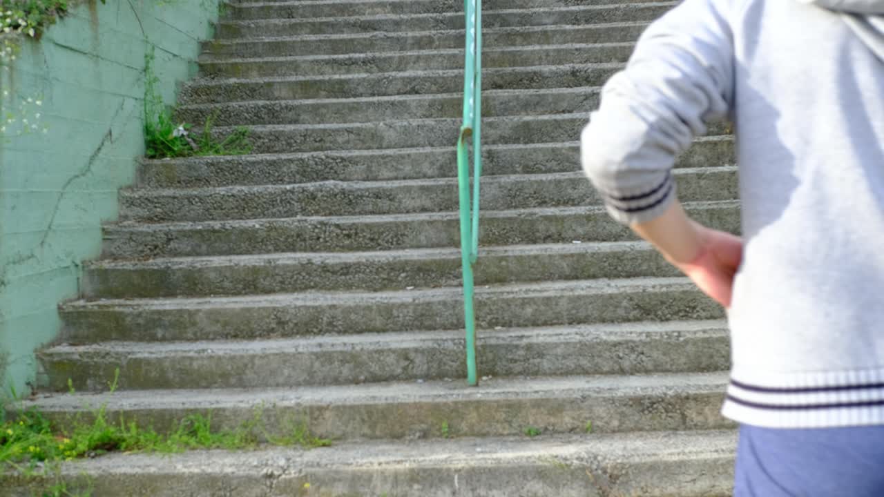 어린 아이들이 계단을 오르고 있습니다.