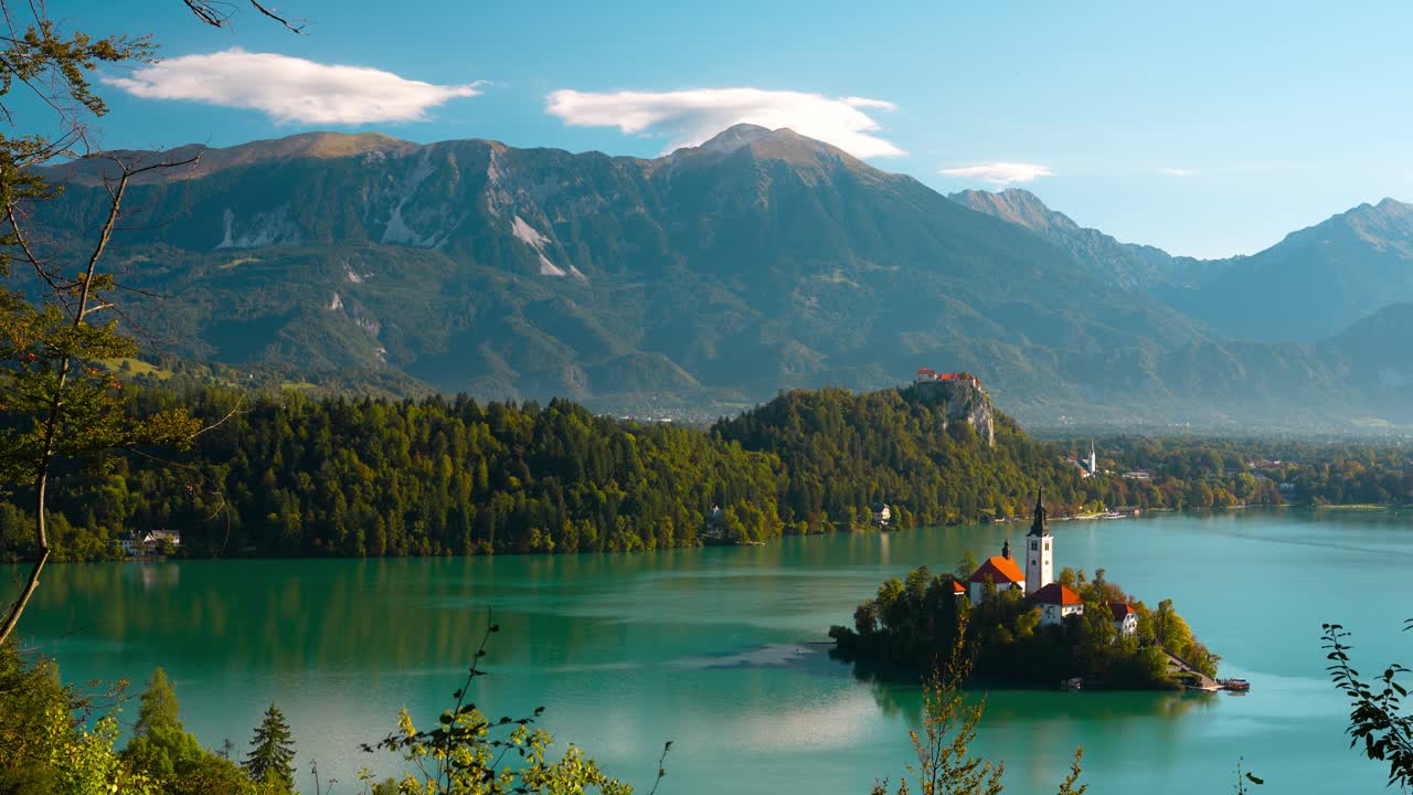 Immagine aerea incontaminata estiva del Lago di Bled con isola, castello e acqua blu, Slovenia
