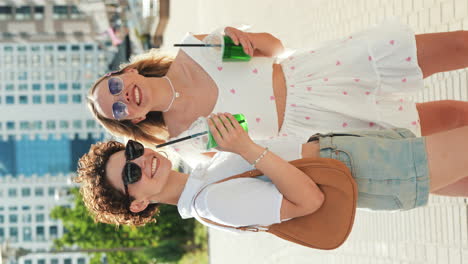 dos amigos disfrutando de bebidas en la ciudad