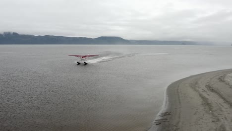 hidroavión de rodadura sobre la superficie del agua para despegar en alaska