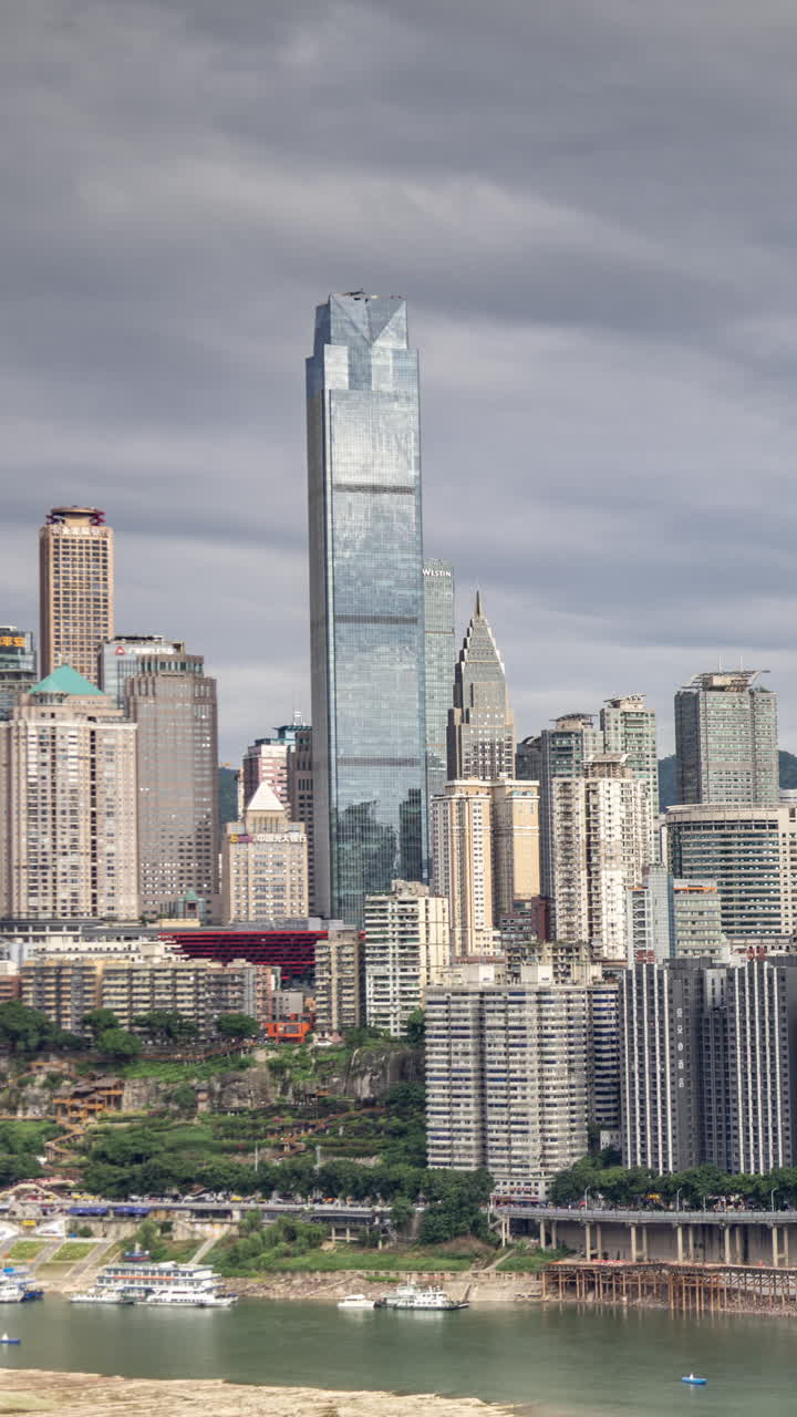 Timelapse de cena de rua de Chongqing de um ponto de vista elevado na vertical.