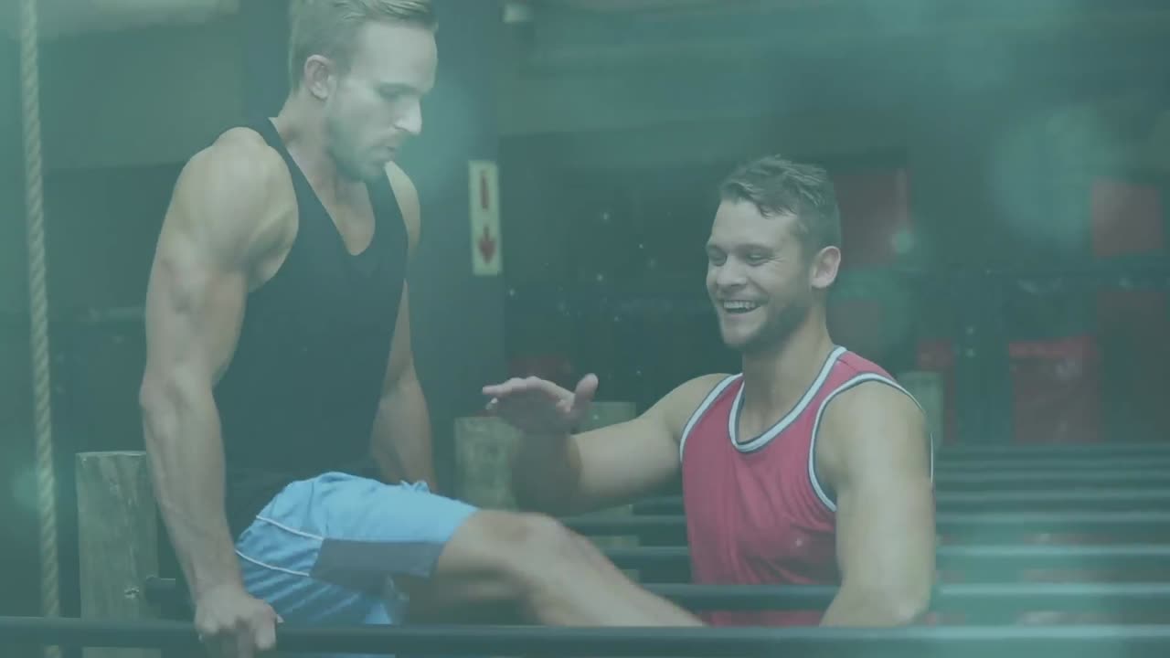animación de puntos de luz sobre diversas personas haciendo ejercicio en el gimnasio