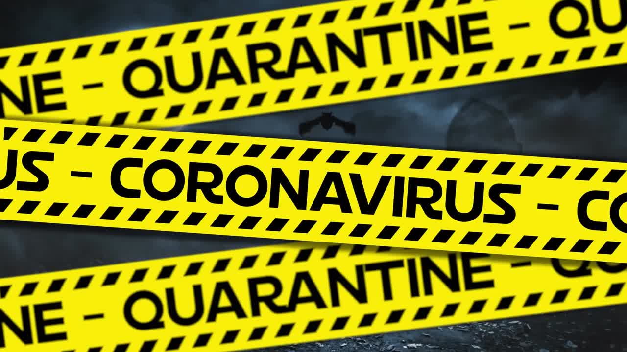Animazione di testo di avviso quarantena coronavirus su nastro di segnalazione giallo, con pipistrelli, luna e tomba.