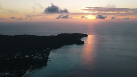 Hermosa-Puesta-De-Sol-Mientras-Varias-Nubes-Flotan-En-El-Viento-Y-Los-Barcos-Navegan-Sobre-El-Mar-Azul-Claro-En-La-Isla-Turística-De-Phiphi-En-Tailandia