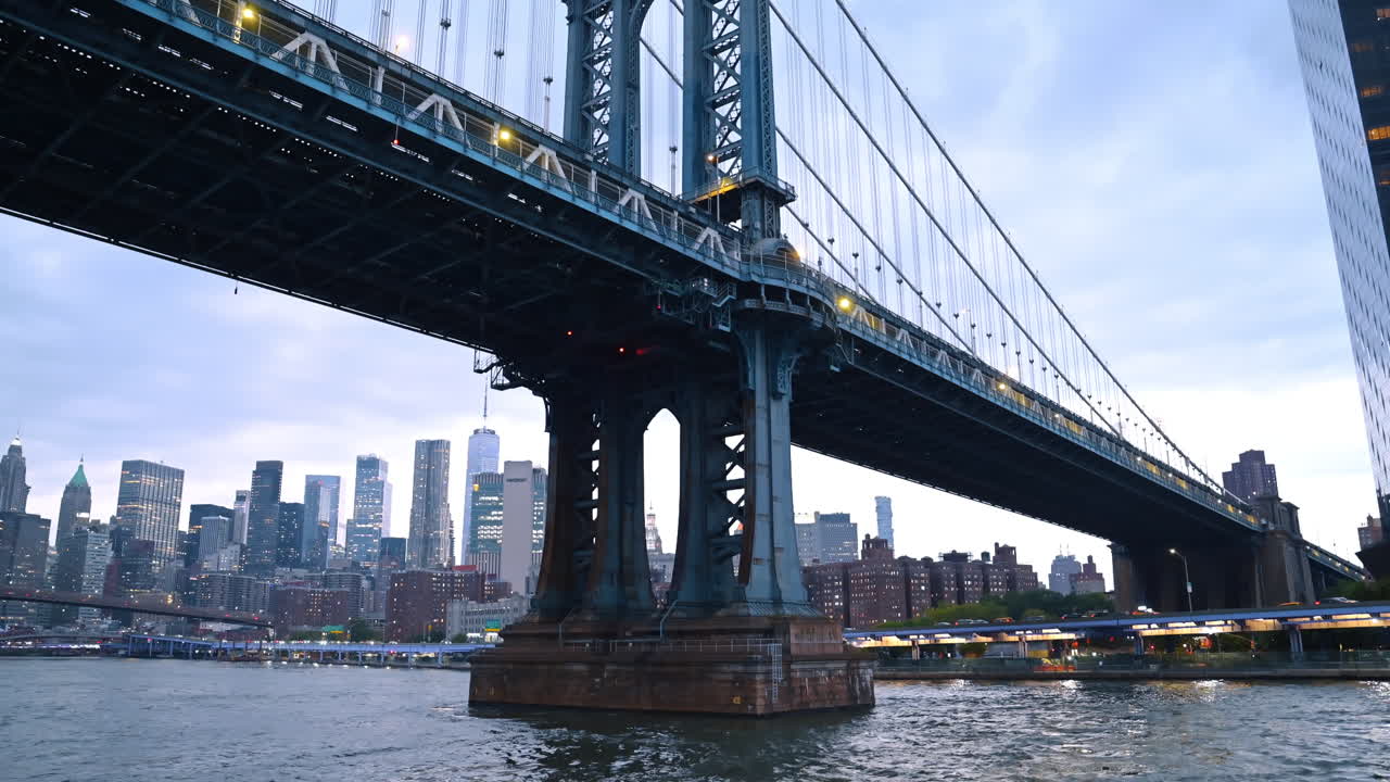 Vista da Manhattan Bridge ao anoitecer. Vista panorâmica da Manhattan Bridge com o horizonte da cidade de Nova York ao fundo durante o anoitecer.