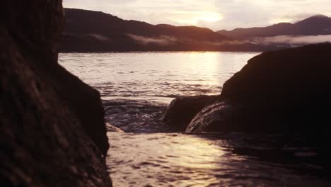 marea che si ritira verso il tramonto