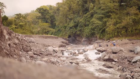 Ciclista-De-Enduro-Salpica-A-Través-De-Un-Arroyo-En-La-Jungla