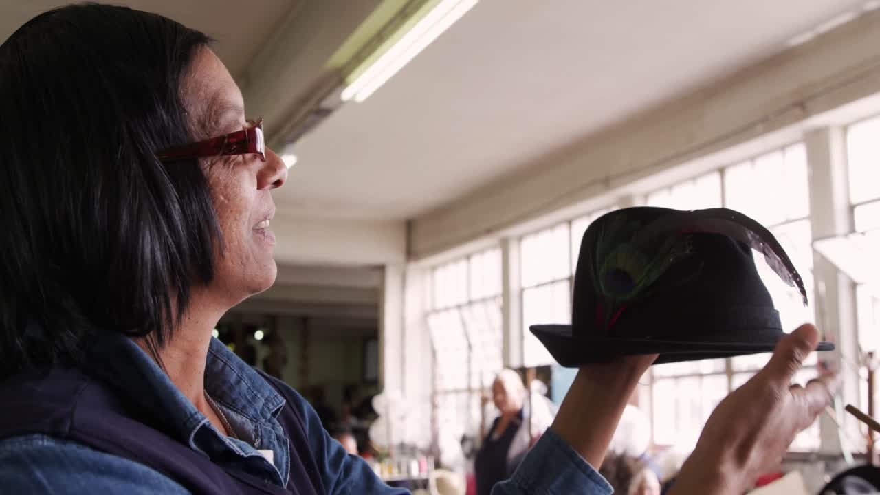 모자 공장에서 일하는 혼성 인종 여성