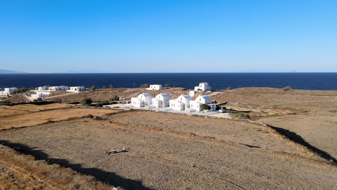 말을 타고 그리스 산토리니에 있는 흰색 그리스 주택을 향해 비행