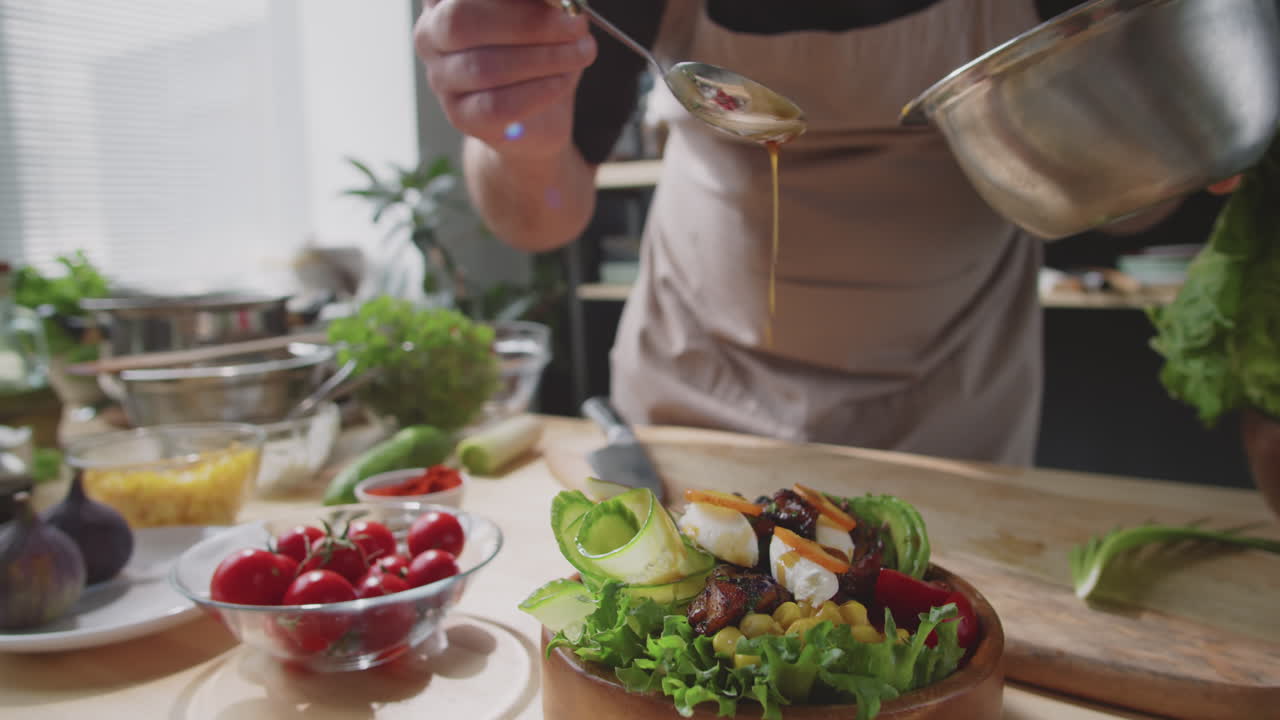 el chef está preparando una deliciosa ensalada.