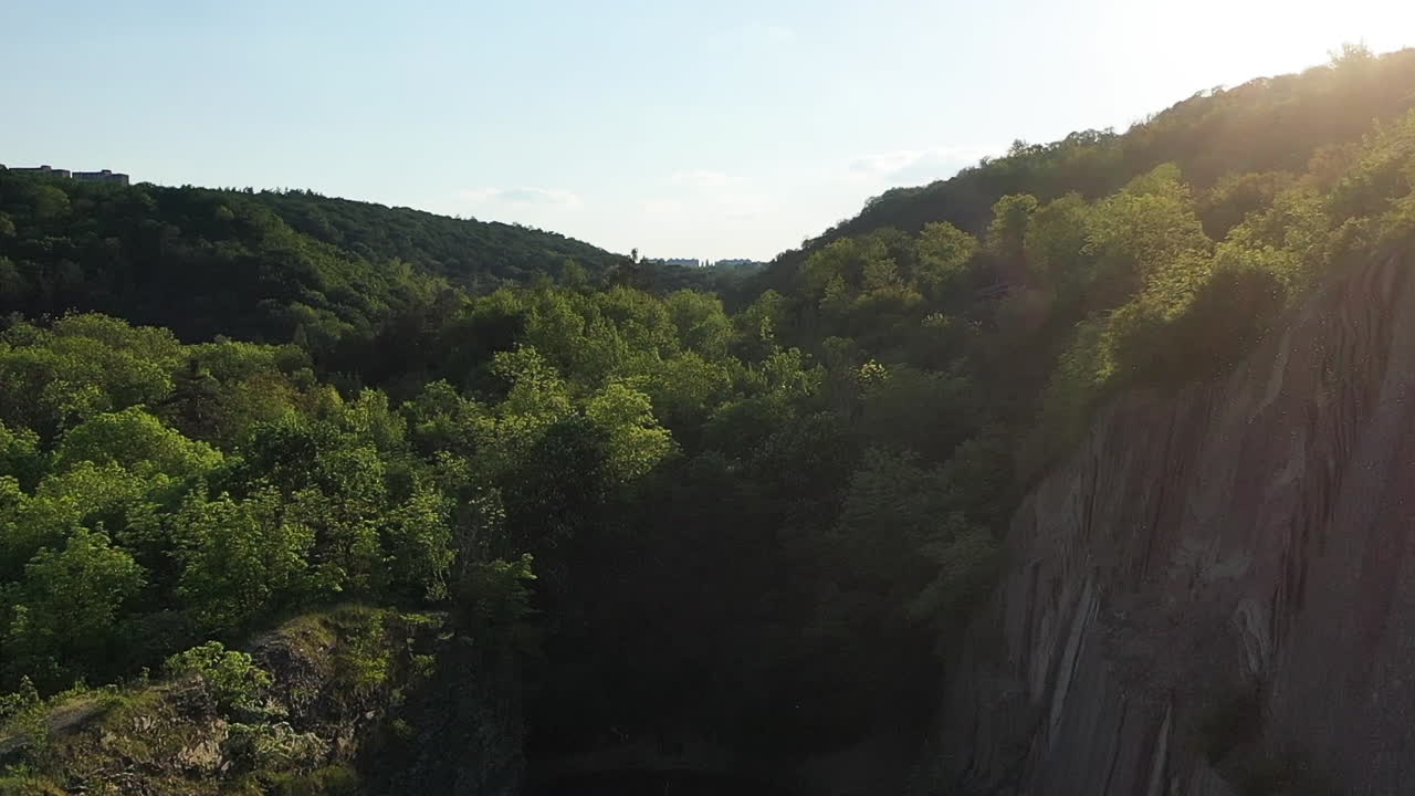 aérea del valle de prokop, reserva natural, área recreativa cerca de praga