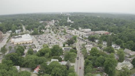 vuelo aéreo sobre imágenes de drones mirando hacia el oeste sobre el centro de gorham, condado de cumberland en maine, estados unidos