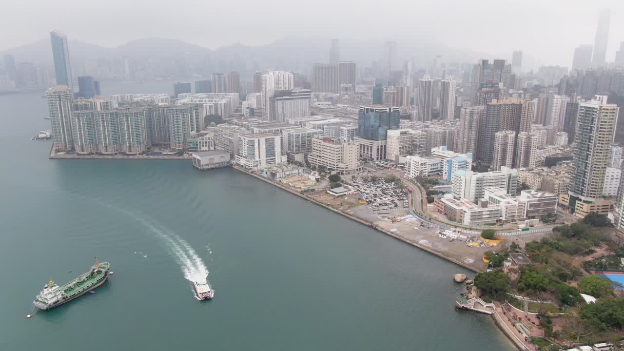 costa de la bahía de hong kong y rascacielos frente al mar, vista aérea