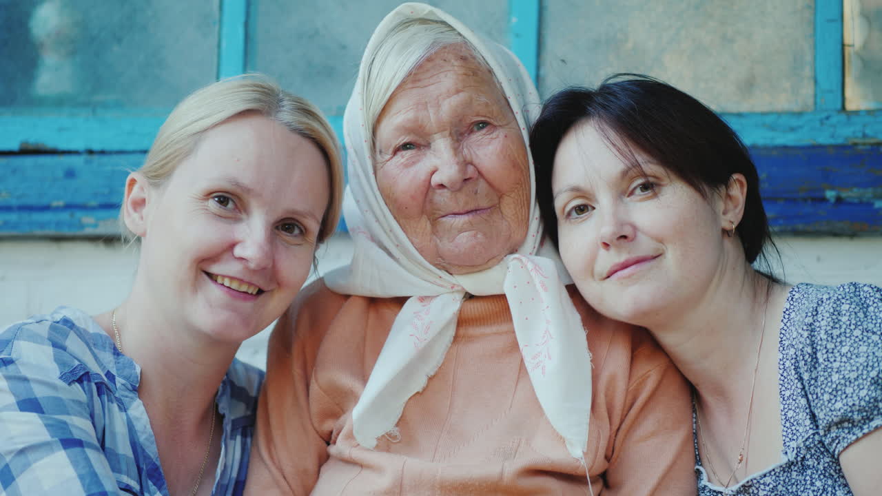 성인 손녀 2명과 함께 있는 노인 여성의 초상화 4k 비디오