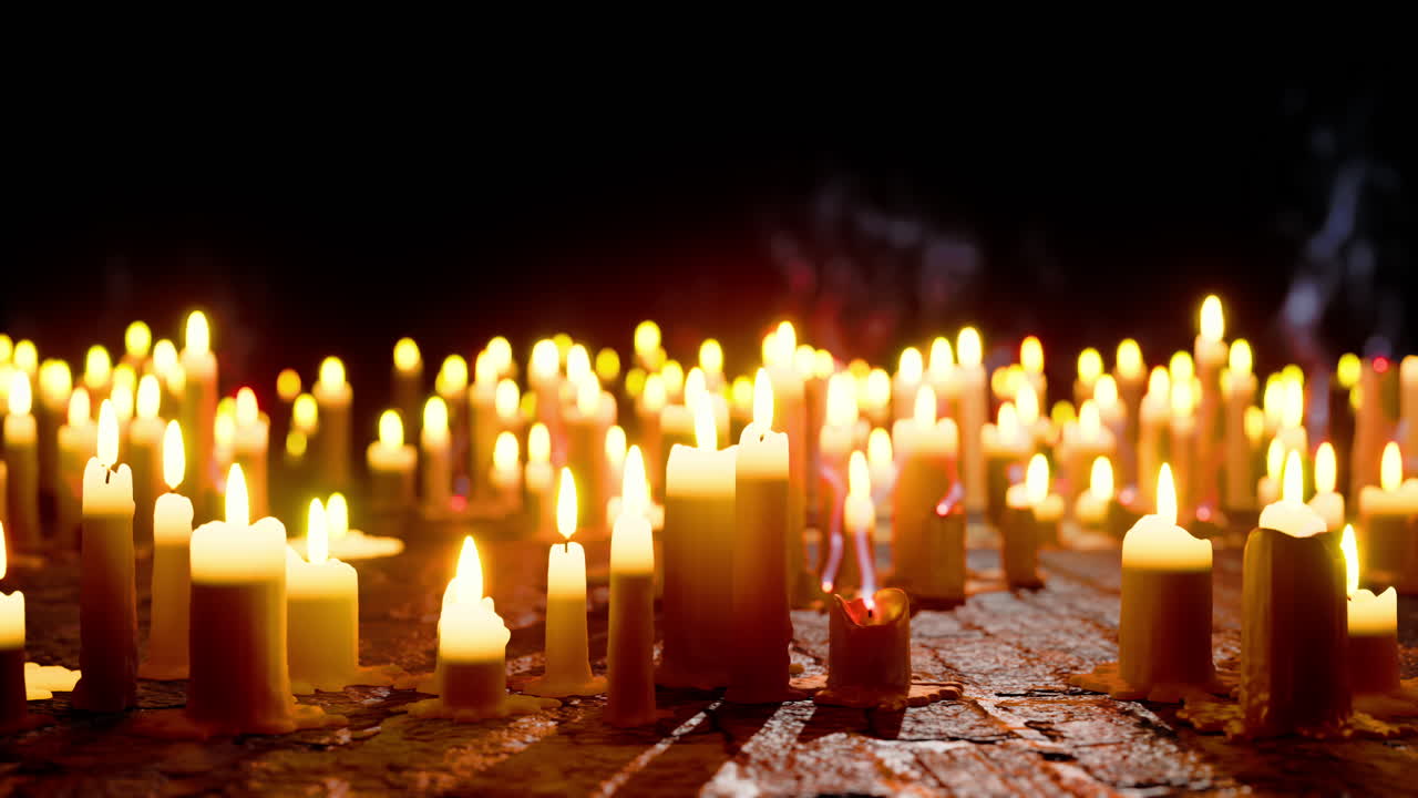 muchas velas ardiendo en la oscuridad