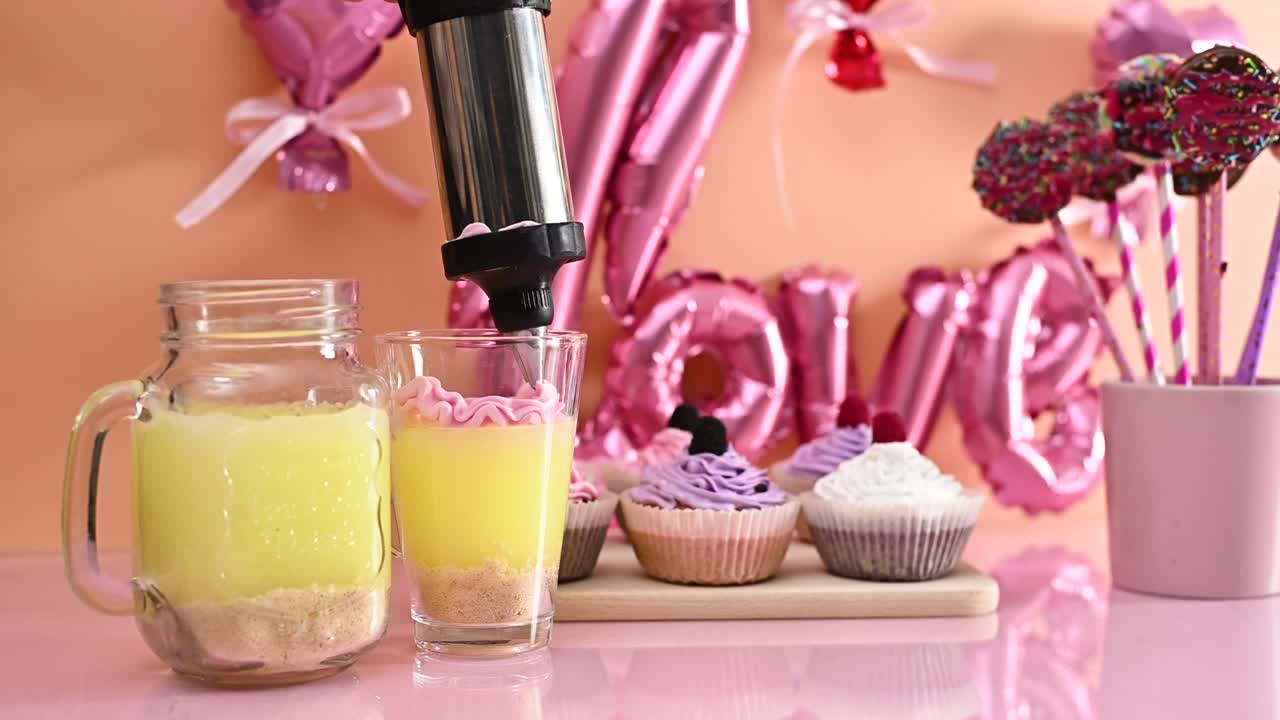 decorar el pudín de vainilla en taza con crema de fresa rosa pastel. hacer postres dulces para la fiesta