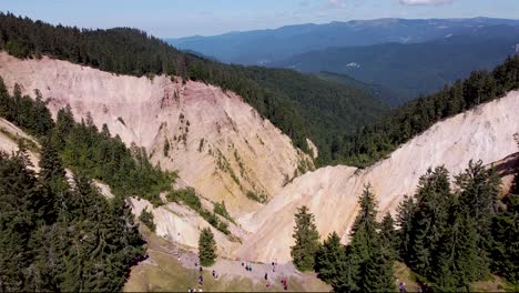 Luftaufnahmen-Einer-Einzigartigen-Schlucht-In-Europa-Mit-Bergen-Und-Wolken-Im-Hintergrund