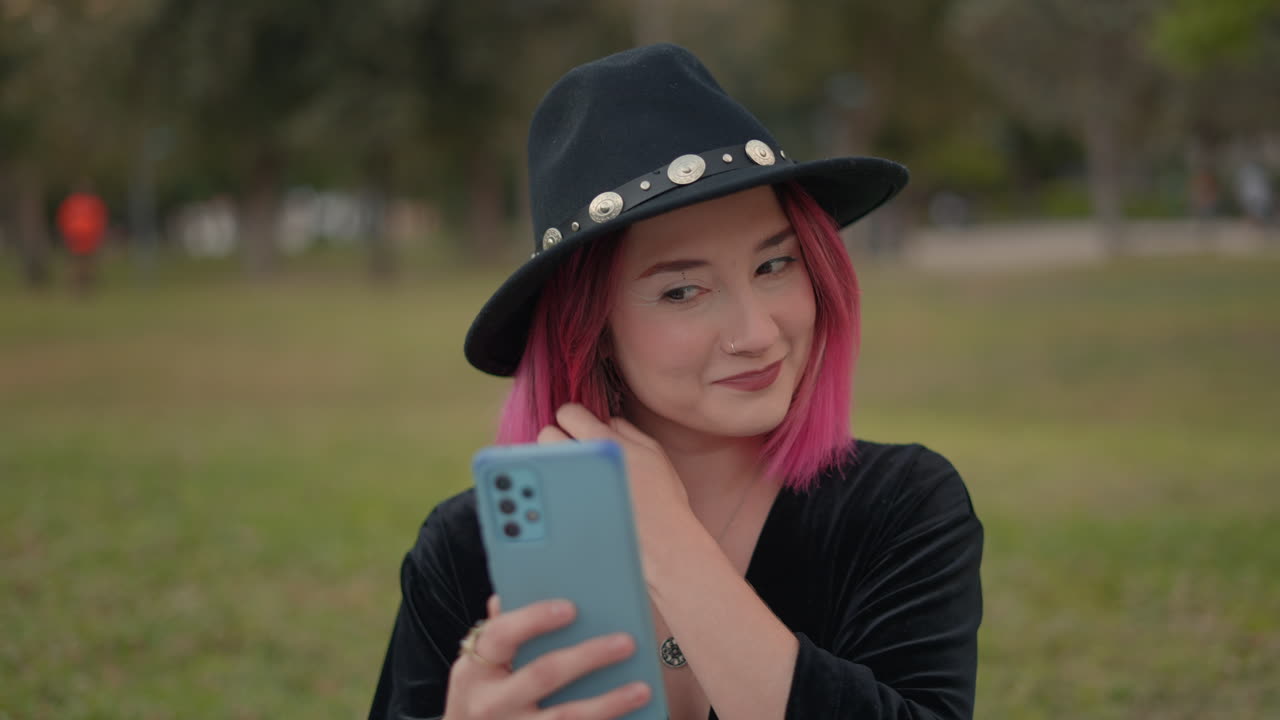 공원에서 셀피를 찍는 여자