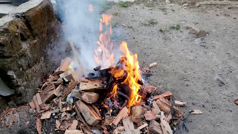 Bonfire-with-hot-flames-outdoors,-close-up-view