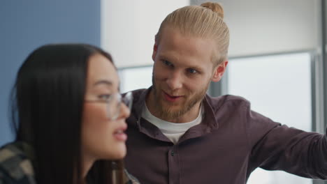 Closeup-colleagues-brainstorming-at-creative-office.-Blonde-man-sharing-ideas