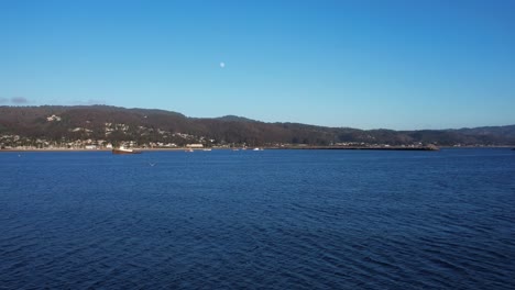 Drohne-Fliegt-über-Noch-Offenes-Wasser-Im-Hafen-Von-Mavericks-Beach,-Kalifornien