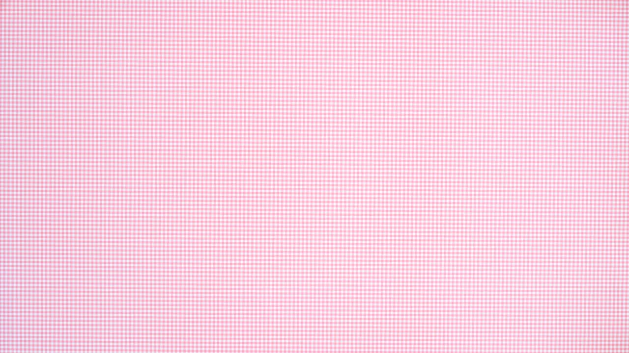 Ingredienser til at lave småkager på tallerken vises på et pastelrosa tema. Stop-motion.
