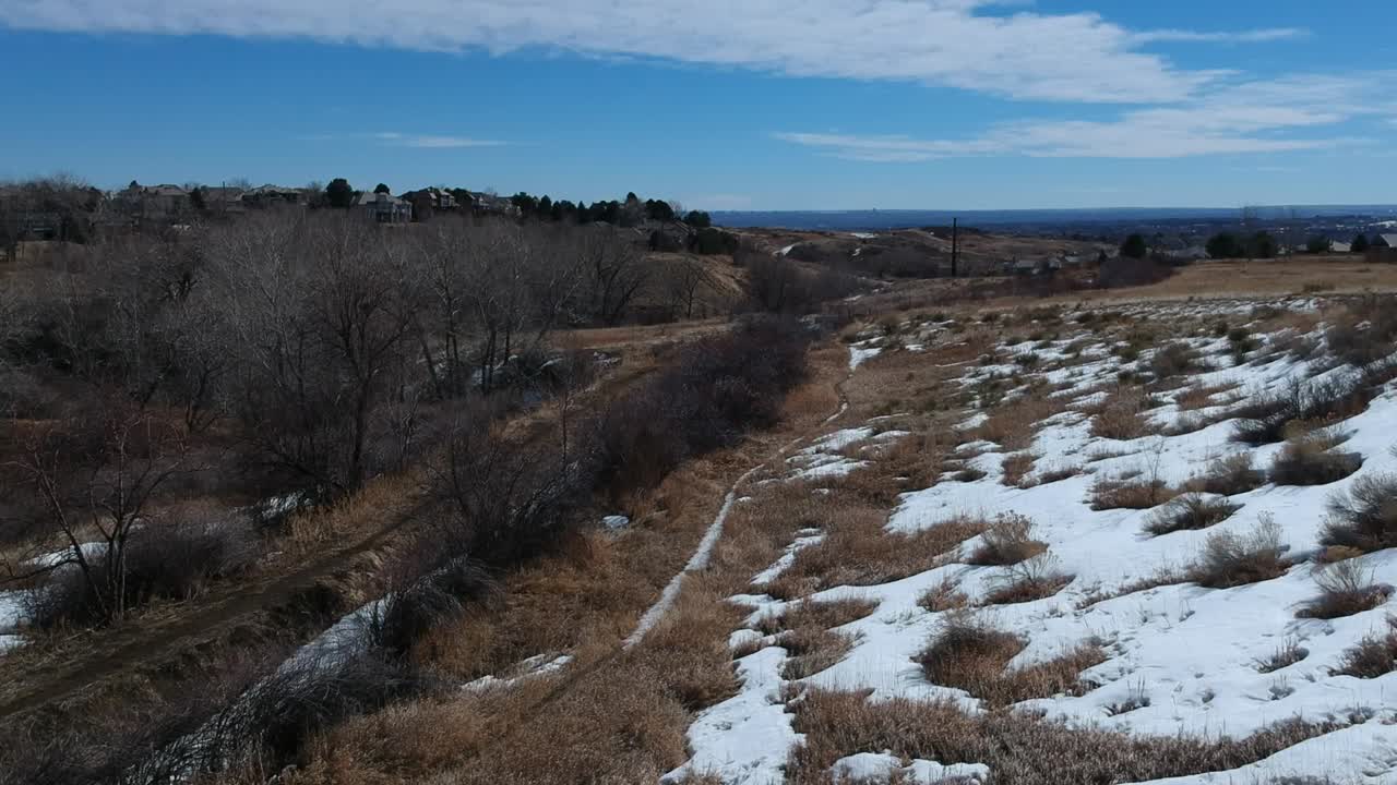 un vuelo de drones sobre un espacio abierto