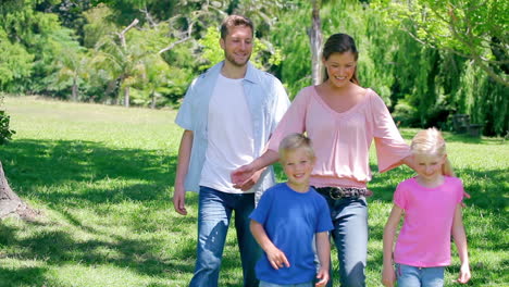 familia corriendo tras una pelota de fútbol