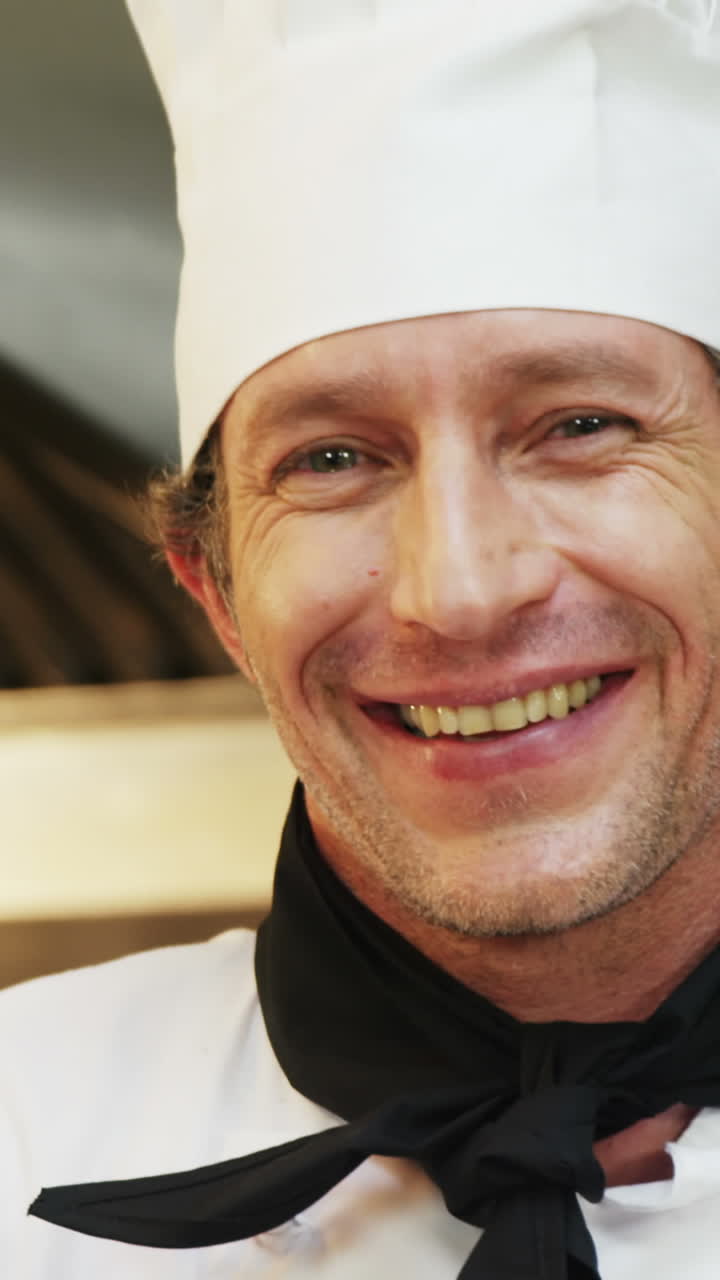 Chef che mostra un vassoio di croissant