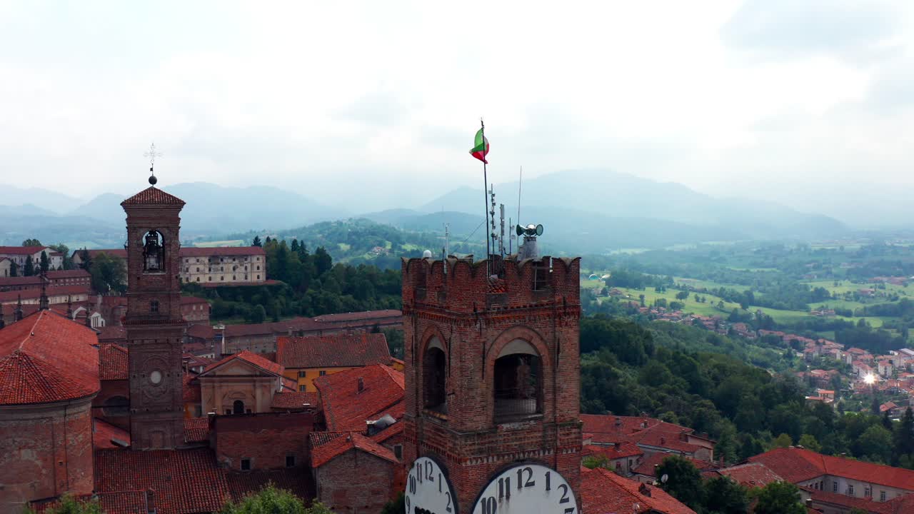 el gran reloj de la torre mondovi belvedere en italia