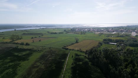 Amplia-Toma-Aérea-De-La-Ría-De-Aveiro-Con-Exuberantes-Campos,-Portugal.