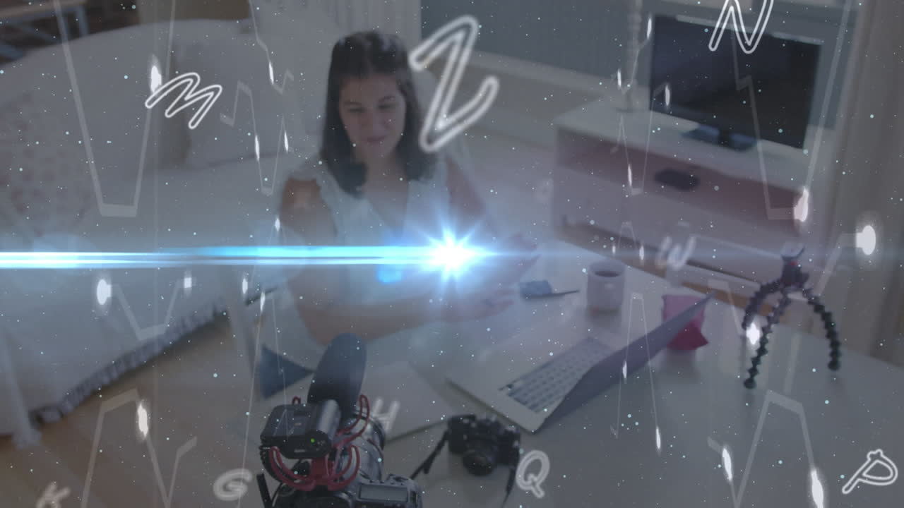 animación de luces y letras flotantes, sobre una mujer usando un portátil vlogging
