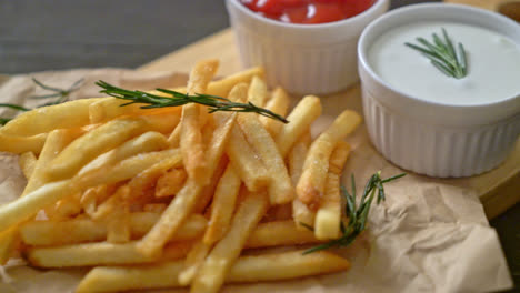 patatas fritas o papas fritas con crema agria y ketchup