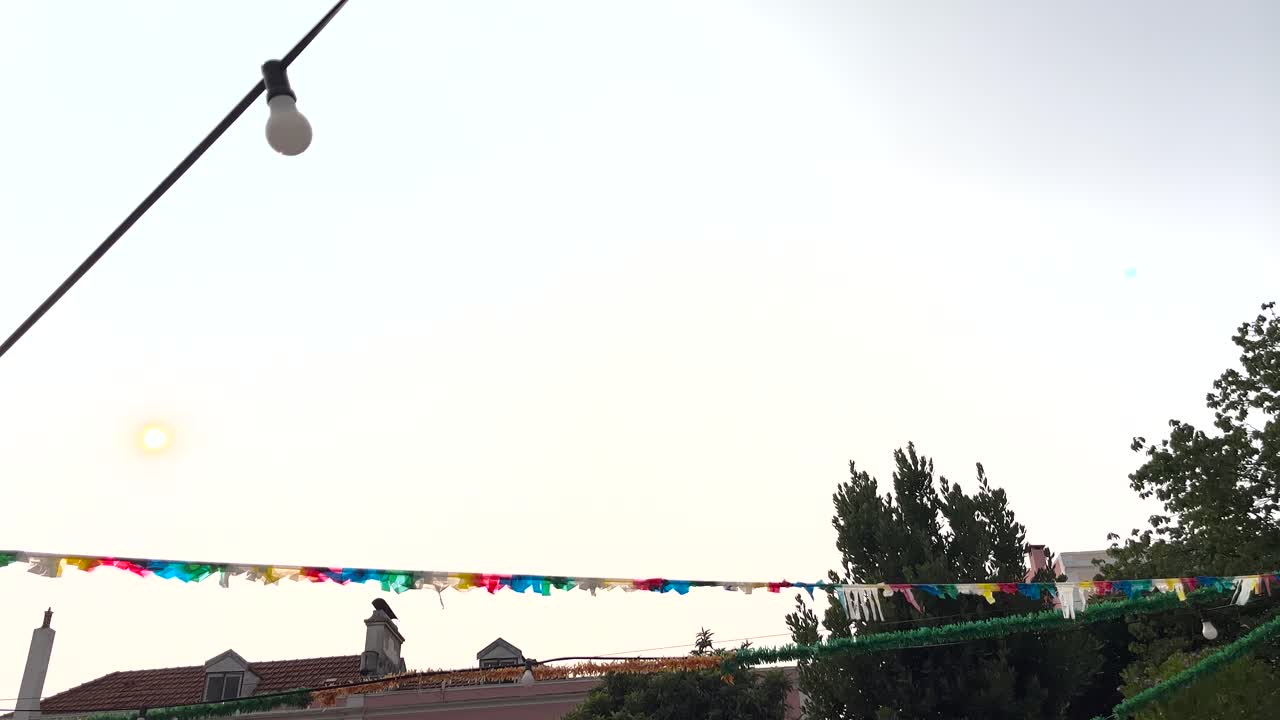 리스본 에 있는 인기 있는 장식품 들 은 배경 에 지나가는 비행기 와 함께