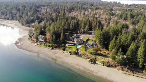 drone volando hacia una casa de lujo en la costa de la playa