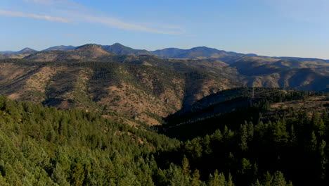 El-Rancho-Hoja-Perenne-Dorado-Genesse-Colorado-Reserva-De-Búfalo-Panorama-Escénico-Paisaje-Picos-Indios-Línea-Eléctrica-Parque-Nacional-De-Las-Montañas-Rocosas-Verano-Mañana-Sol-Monte-Evans-Cielo-Azul-Movimiento-Ascendente