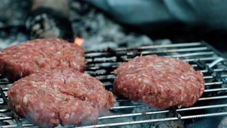 Rohe-Burger,-Die-Am-Lagerfeuer-Im-Wald-Zubereitet-Werden