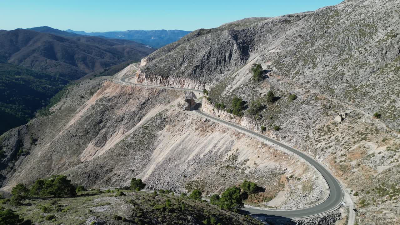 carretera de montaña sinuosa de marbella a ronda en andalucía, españa - aérea