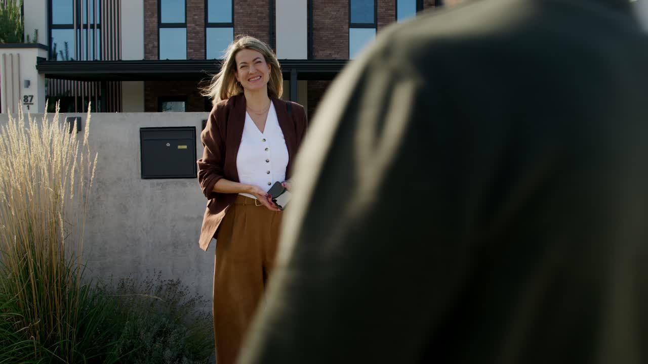 сделка с недвижимостью: показ дома и потенциальные покупатели