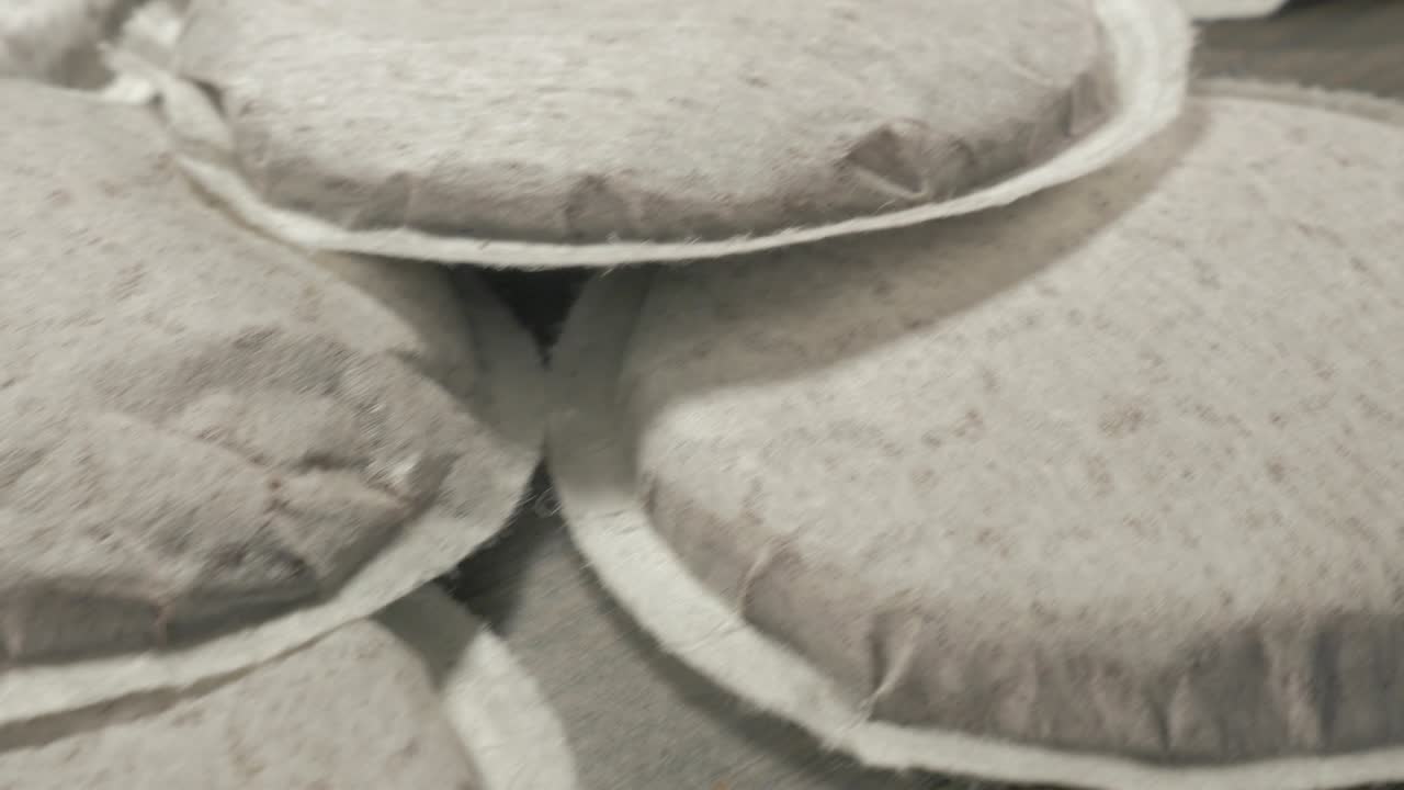 cápsulas de café en superficie de madera filmadas con dolly 4k 2160p imágenes uhd - dolly cerrando hasta las cápsules de café en la mesa 4k 3840x2160 video uhd