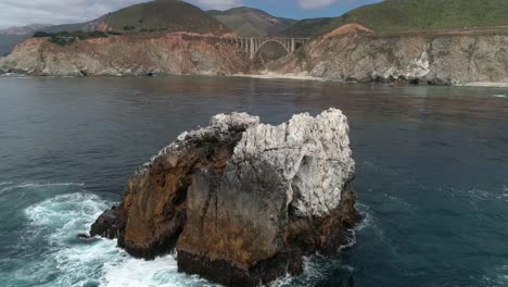 video aéreo de drones de la carretera del puente bixby con agua y costa debajo en big sur monterrey california