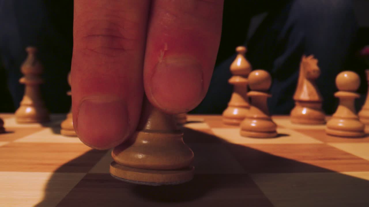 el primer movimiento se juega dramáticamente