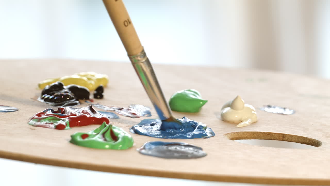 팔레트의 파란색 페인트를 브러시에 적용