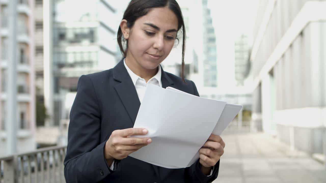 joven mujer de negocios leyendo periódicos