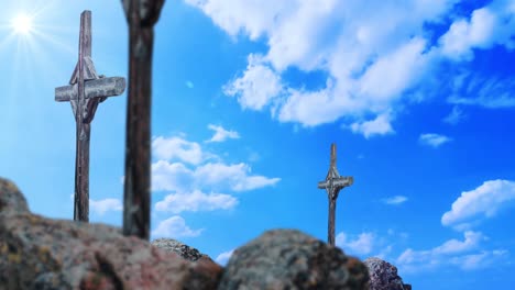 3 cruces con un fondo de lapso de tiempo de nube en el cielo azul