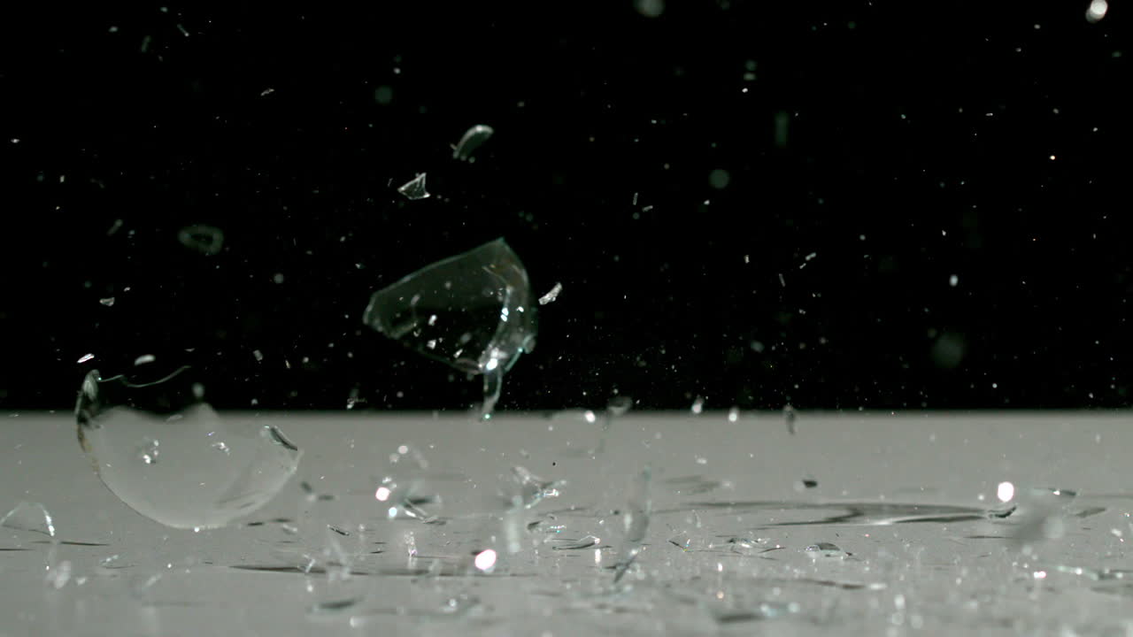 전구가 떨어지고 부서지는 것