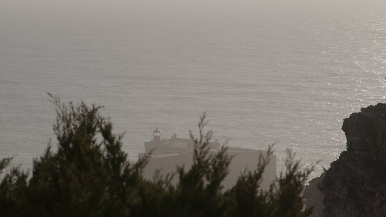 안개 가 가득 한 해안선 에 있는 등대