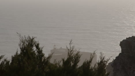 faro en una costa niebla